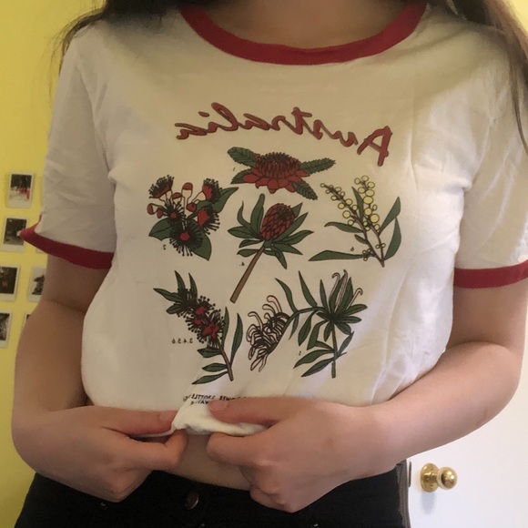 red and white contrast hem t-shirt - Picture 2 of 3